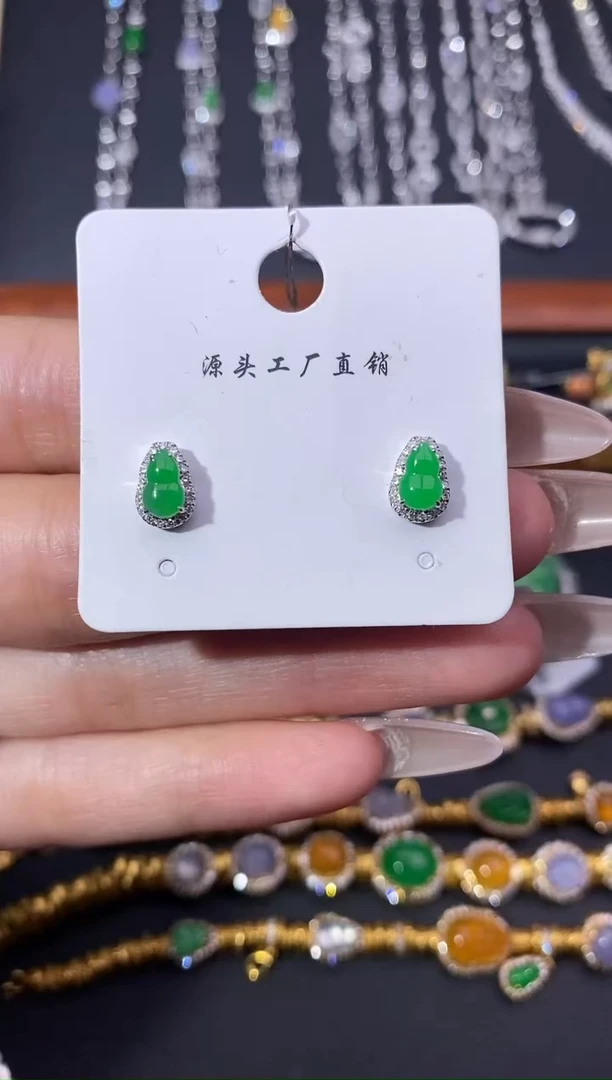 颈饰18K金镶嵌翡翠耳钉