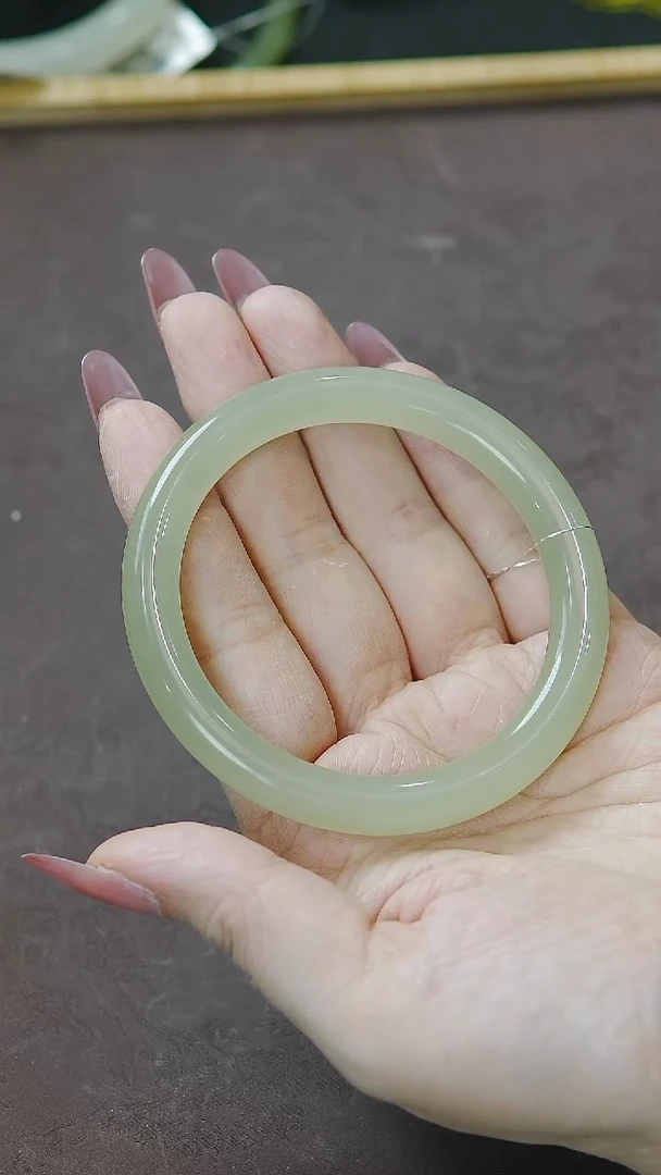 未镶嵌手镯和田玉54圈口 浅晴水手镯