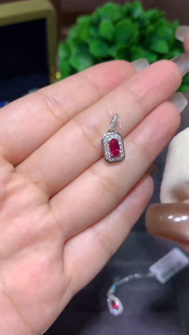 吊坠(不含链)18K金镶嵌红宝石0.56ct