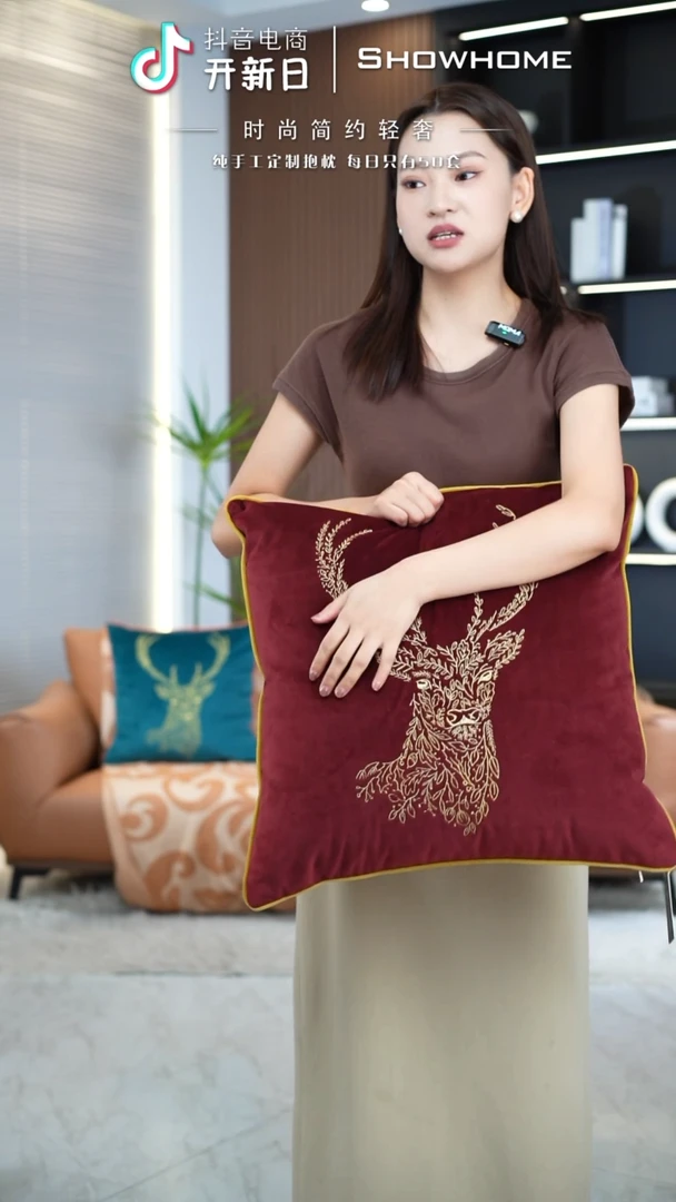 刺绣麋鹿红色50X50带芯