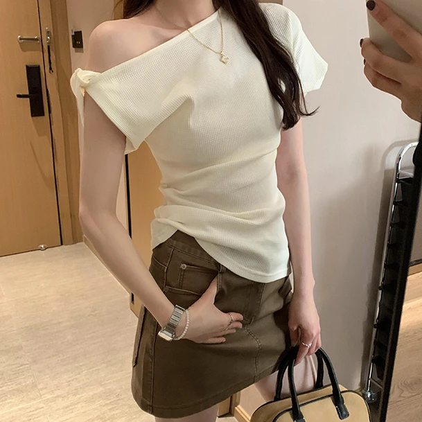 辣妹风斜肩短袖T恤女夏季新款气质修身显瘦露肩不规则设计感上衣