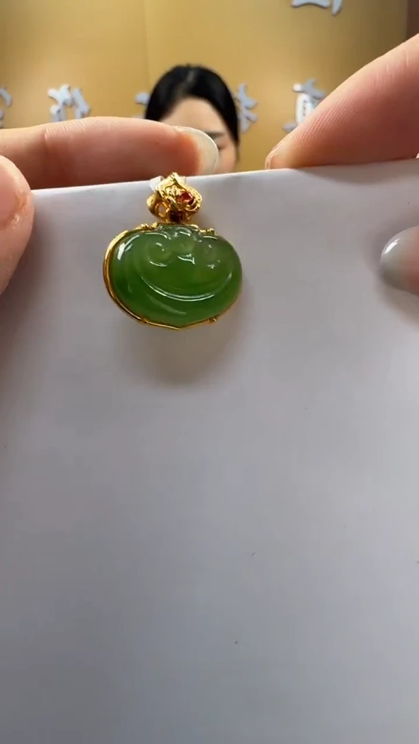 颈饰18K金镶嵌和田玉挂件