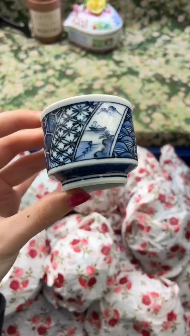 瓷片九古万象青花小杯