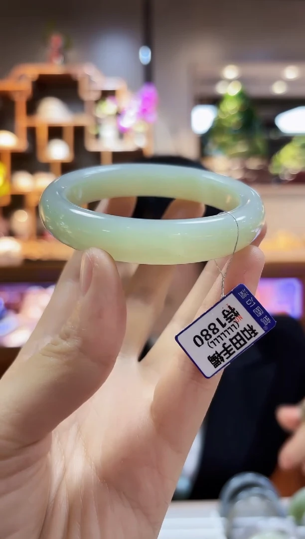 【闪购商品】和田玉手镯未镶嵌57微瑕