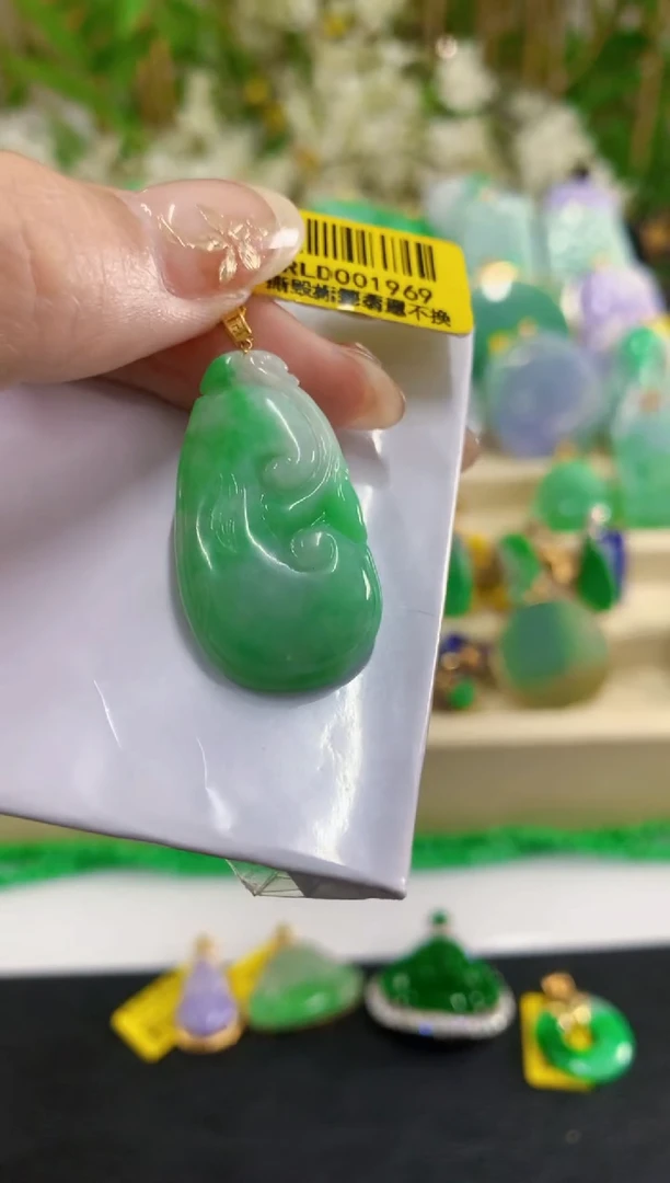 吊坠(不含链)18K金镶嵌翡翠挂件