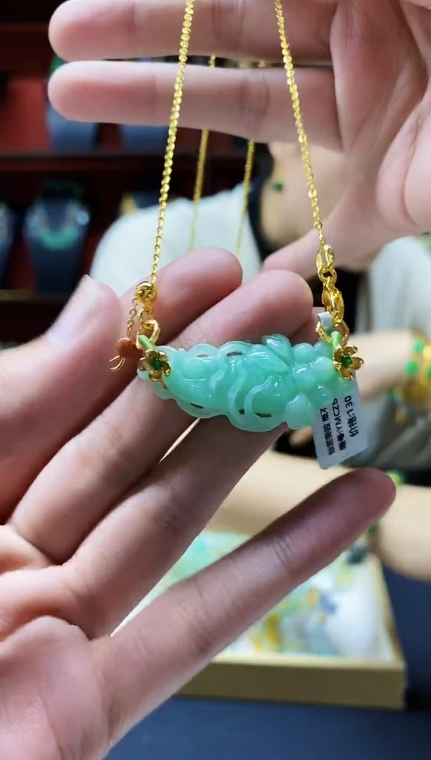 颈饰未镶嵌翡翠吊坠