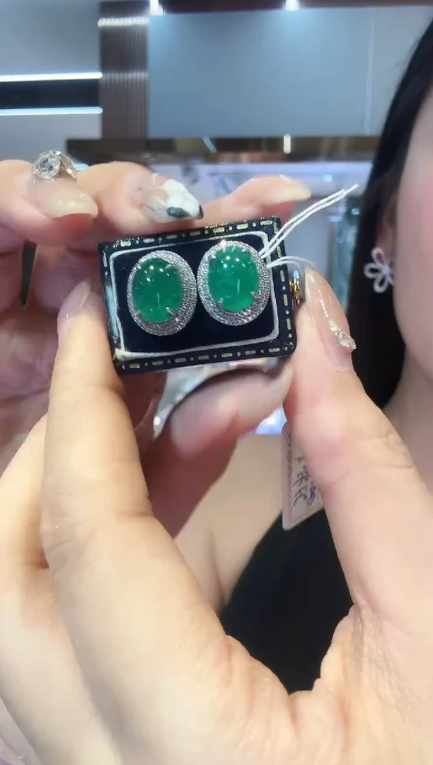 18K金镶嵌耳饰祖母绿5.40ct