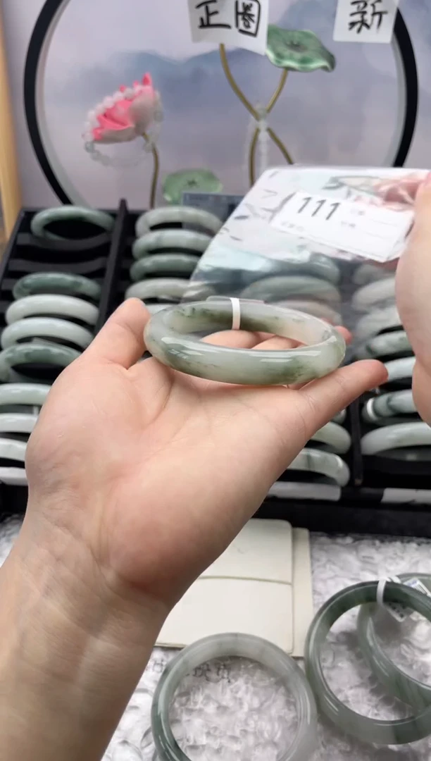 石英质玉（天山翠）手镯未镶嵌111