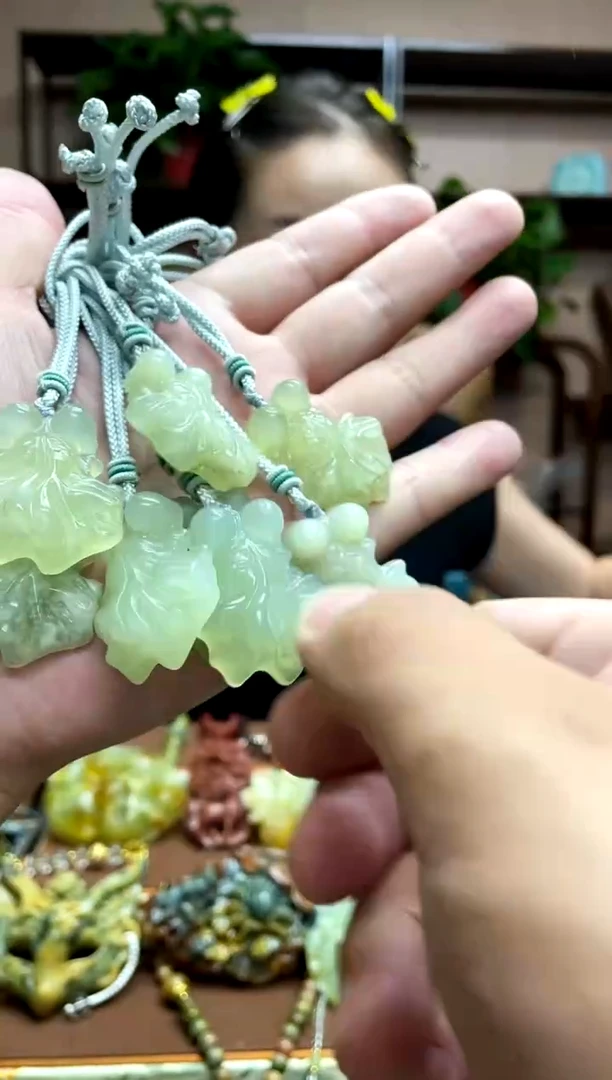 未镶嵌岫玉颈饰多样性发货发其中之一