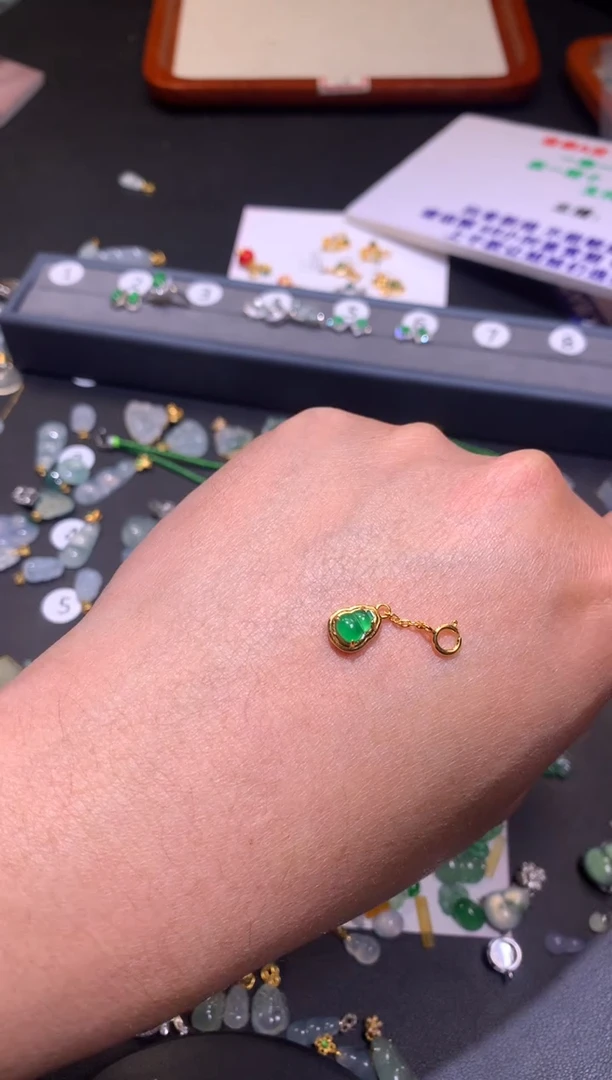 【闪购商品】翡翠吊坠(不含链)18K金镶嵌1