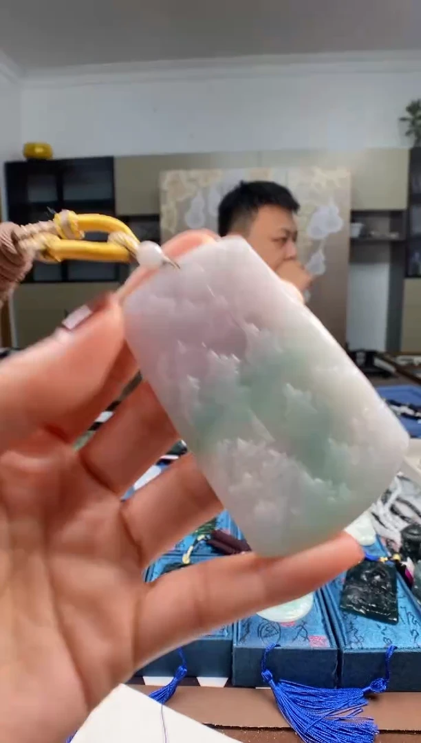 颈饰未镶嵌翡翠  多样性发其一