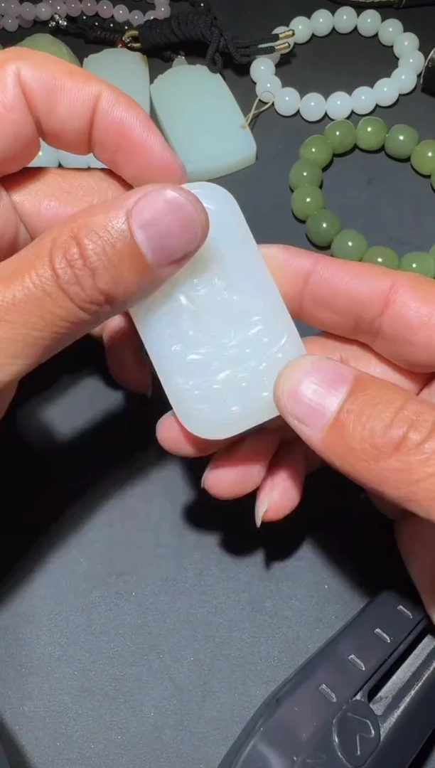 未镶嵌和田玉（糖玉）挂件和田玉