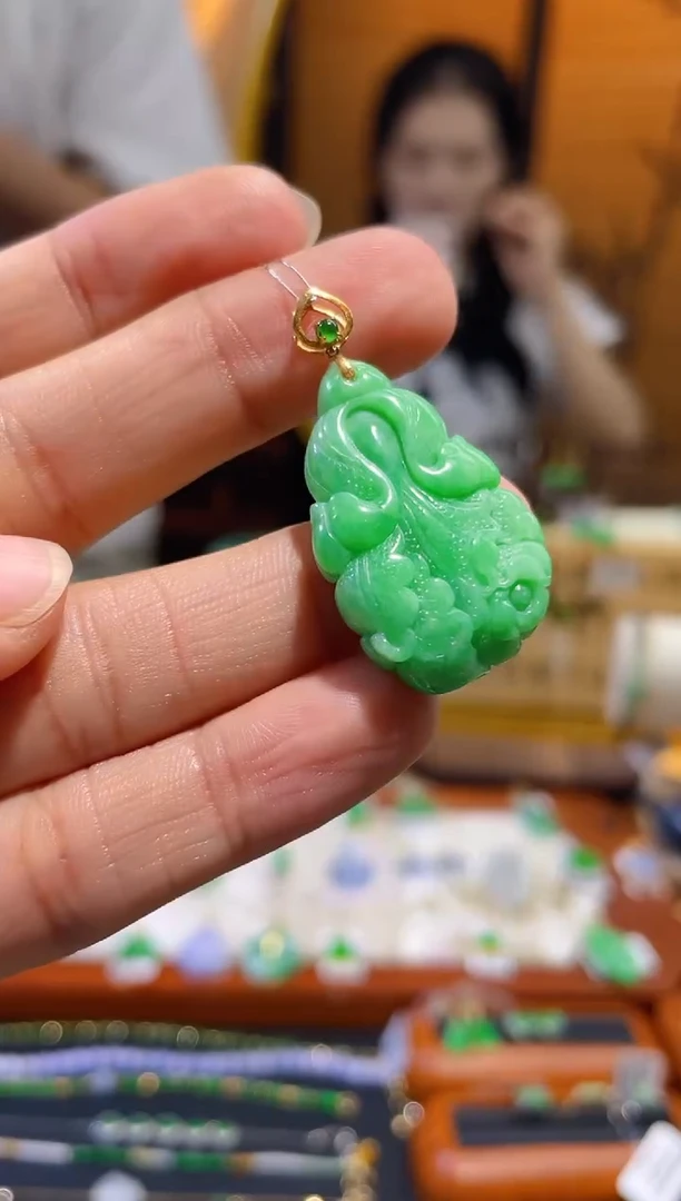 颈饰18K金镶嵌翡翠白菜