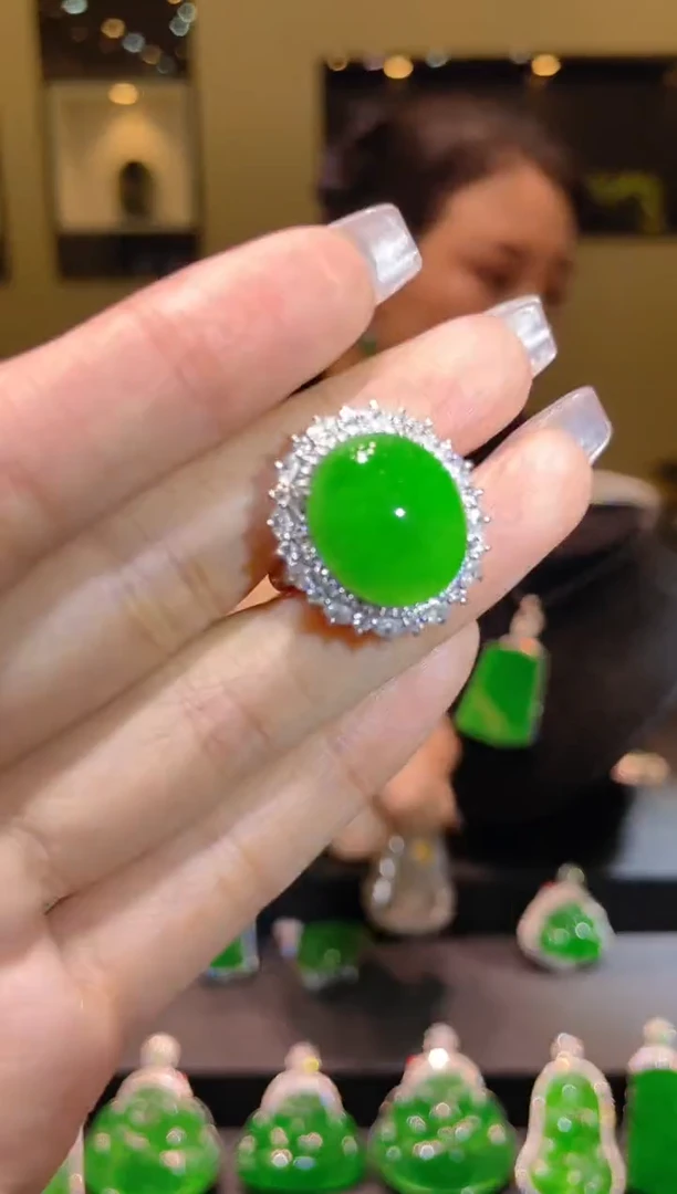 【闪购商品】翡翠吊坠(赠链)18K金镶嵌A76