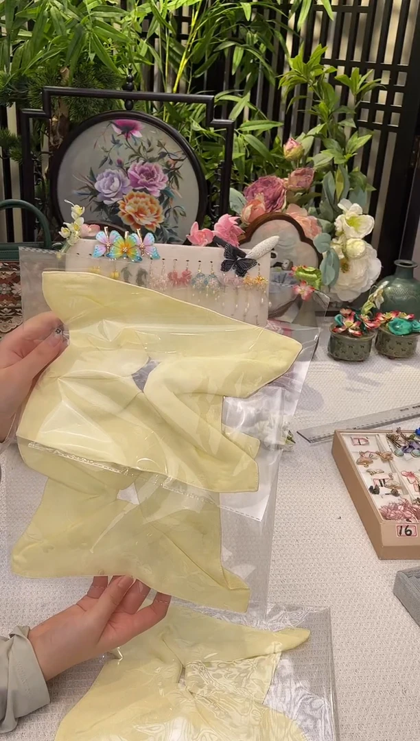 织绣黄色罗风车发圈