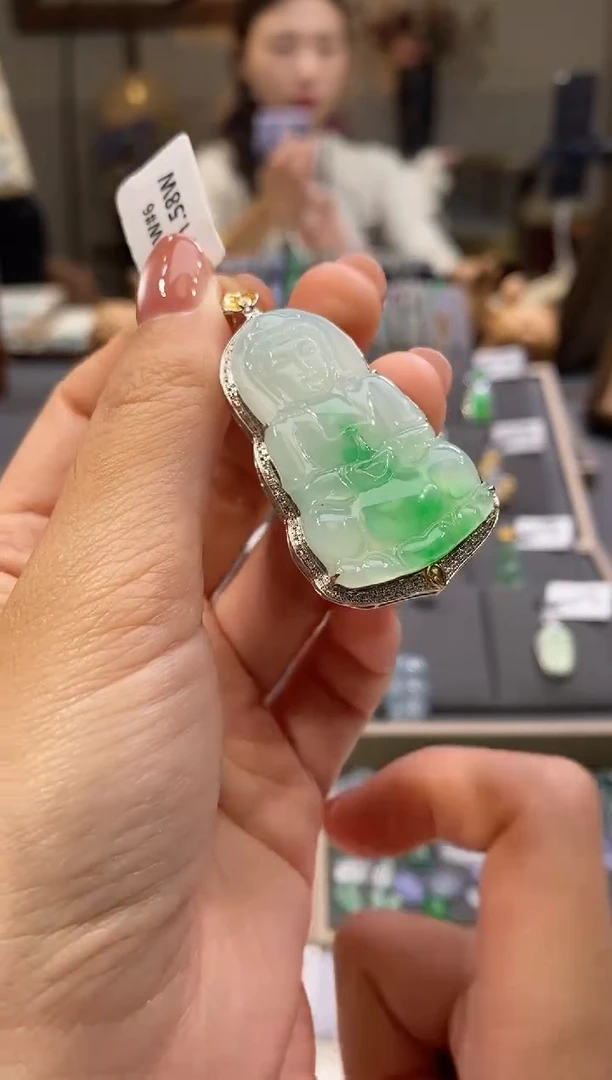 颈饰18K金镶嵌翡翠观音