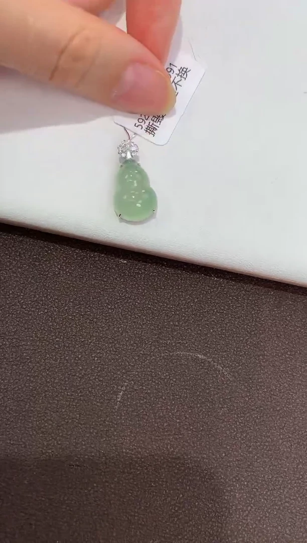 翡翠18K金镶嵌颈饰天然缅甸a货翡翠