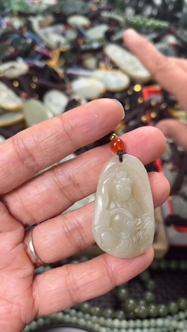 【闪购商品】和田玉颈饰未镶嵌多样性发货没有证书，拍一发一.有瑕