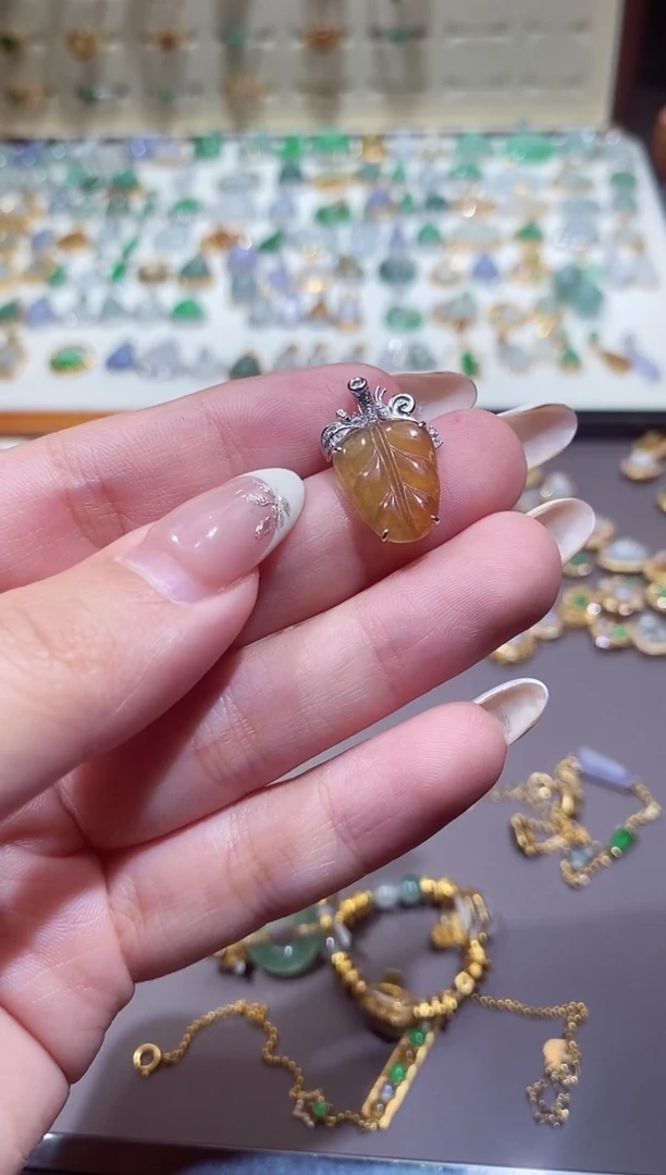 颈饰18K金镶嵌翡翠11111