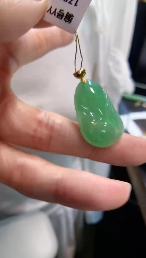 颈饰18K金镶嵌翡翠九尾狐