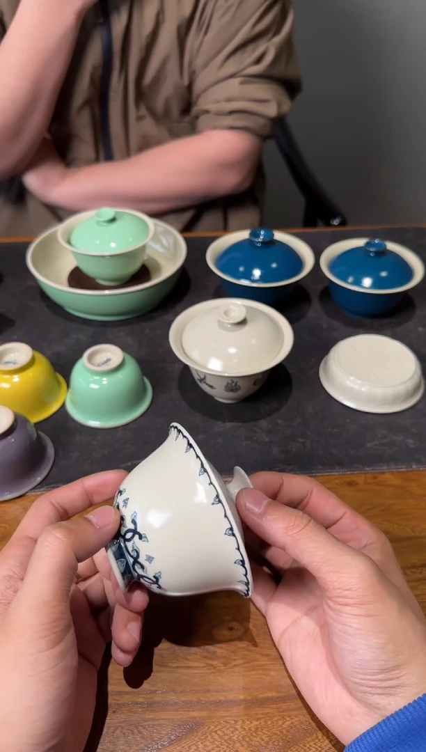 鹿**荡南山云泊 定白 青花卷叶纹云裳盖碗