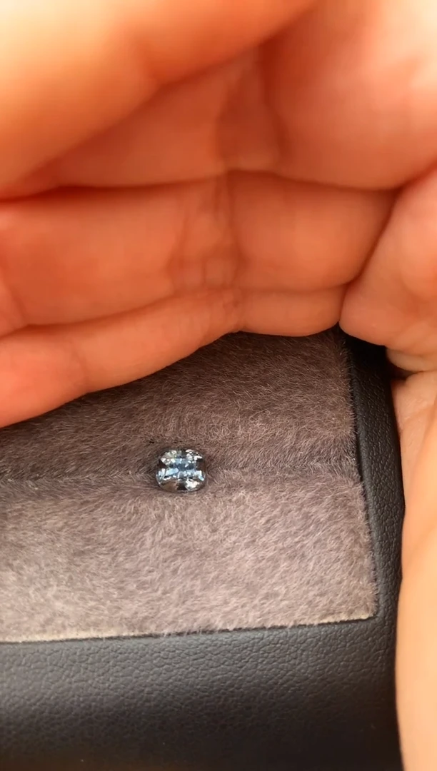 未镶嵌裸石定制尖晶石枕型 石墨色调 1.12ct