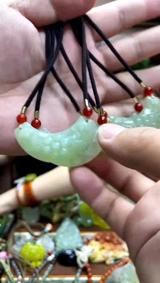 未镶嵌岫玉吊坠多样性发货发其中之一