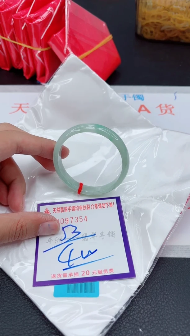 翡翠手镯未镶嵌1
