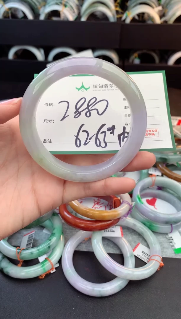 未镶嵌定制翡翠毛货需精细抛光+多人