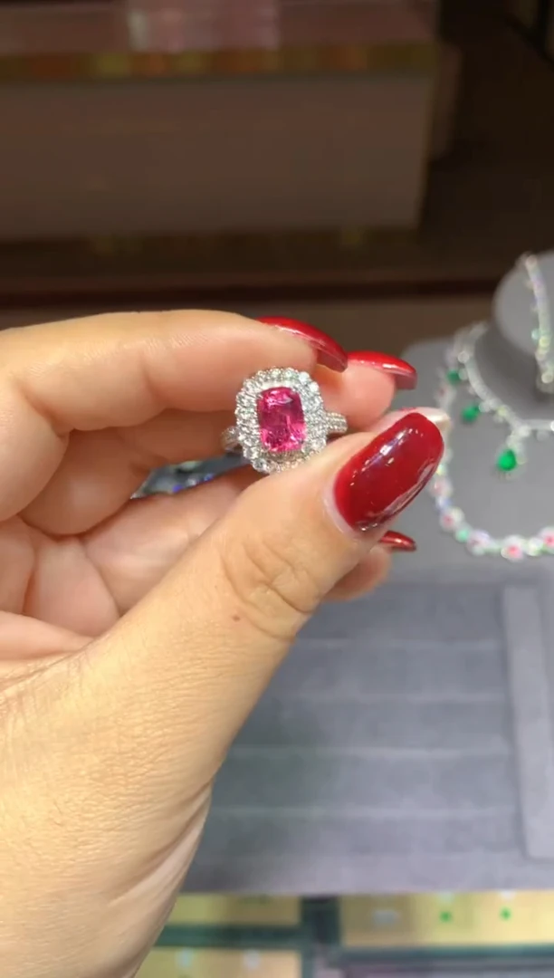 18K金镶嵌戒指尖晶石2.58ct