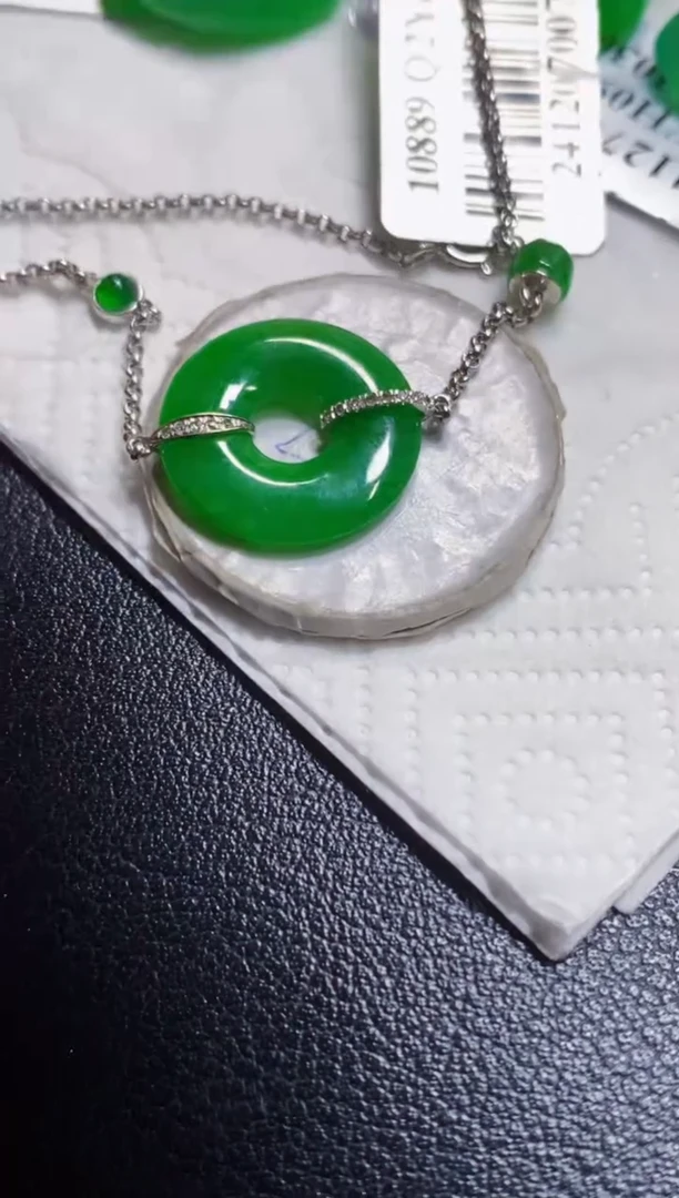 颈饰18K金镶嵌翡翠手链