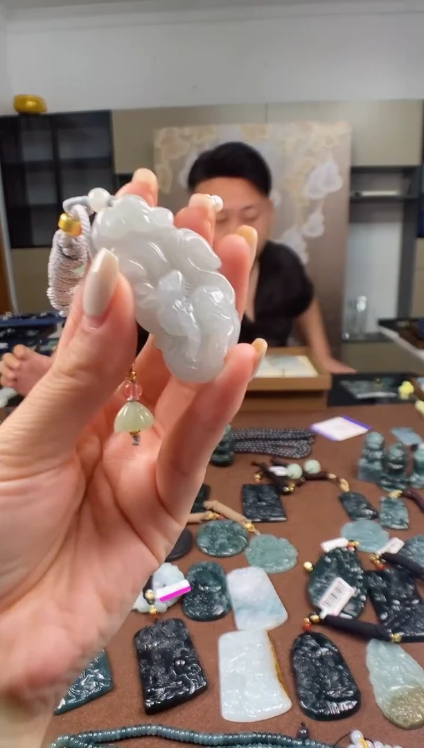 颈饰未镶嵌翡翠 多样性发其一
