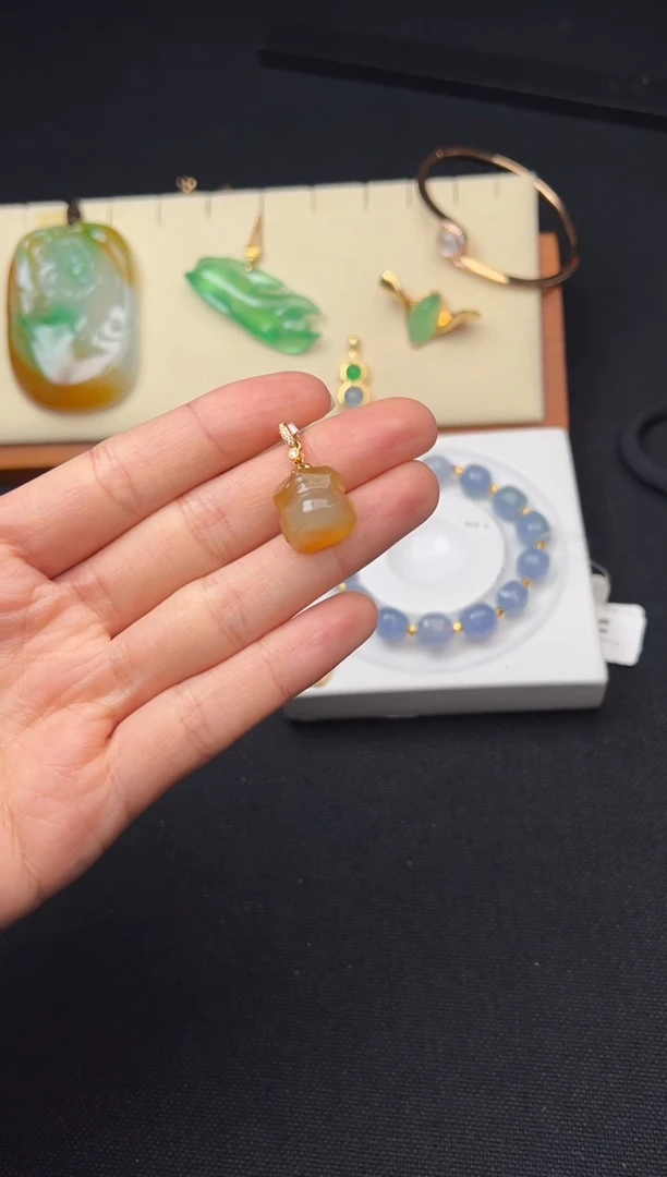 颈饰18K金镶嵌翡翠呱呱来财