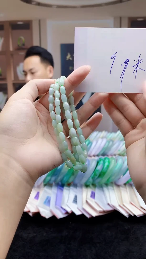 翡翠未镶嵌颈饰多样性发其一