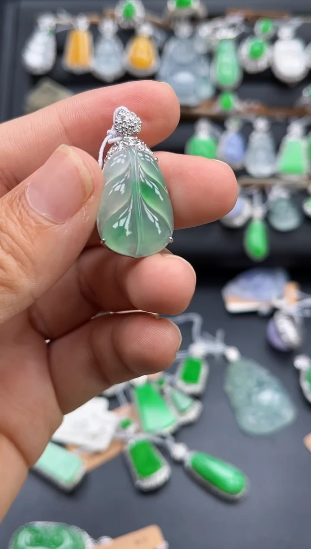 翡翠18K金镶嵌吊坠(不含链)多人