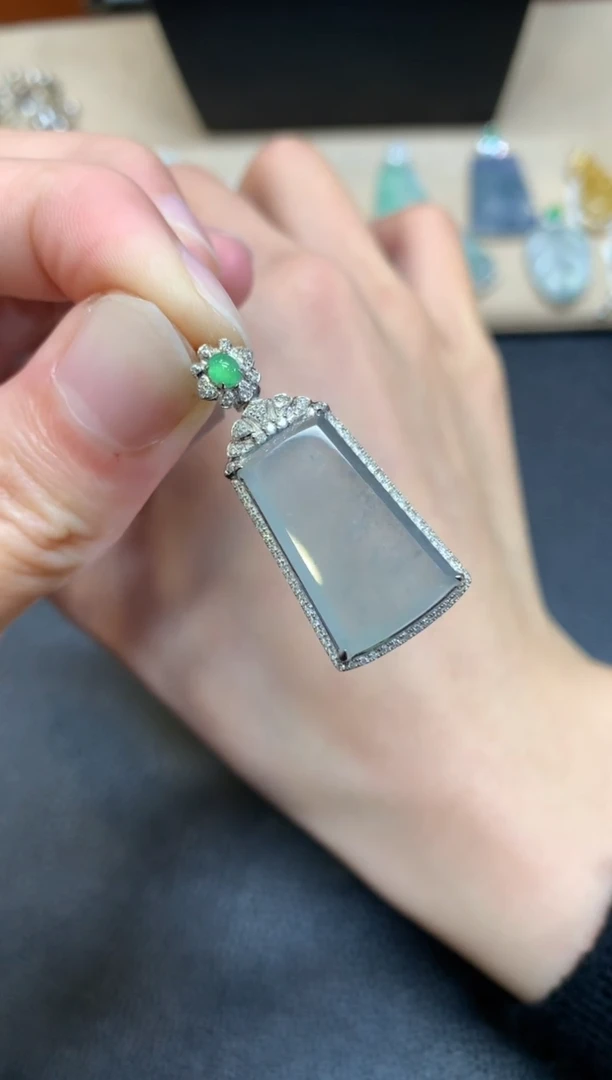 【闪购商品】翡翠颈饰18K金镶嵌无事牌【无服务费】