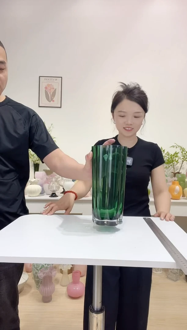 01款玻璃绿花瓶好看