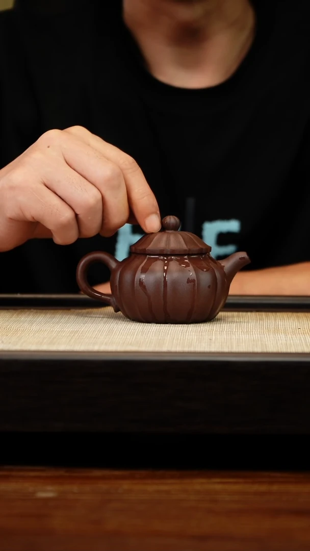 茶壶紫砂紫泥经纹莲子