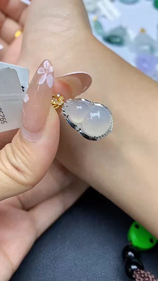 颈饰18K金镶嵌翡翠a货假一赔三支持复检百元上9元证书费自理