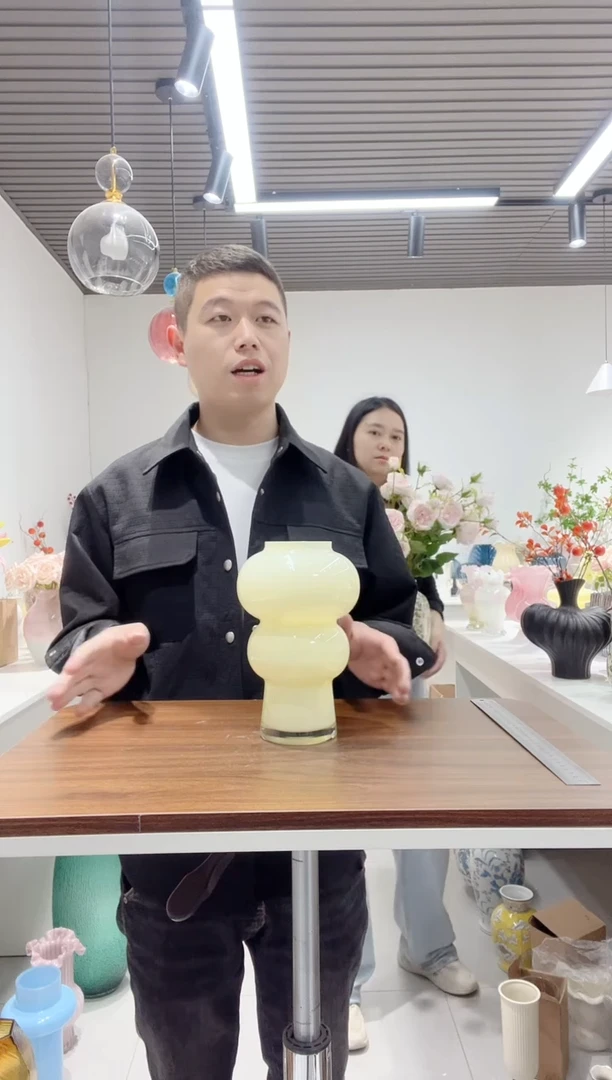 反1321奶黄玻璃花瓶