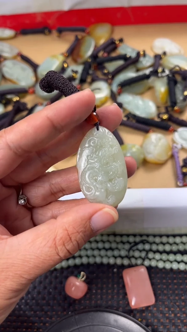 【闪购商品】和田玉颈饰未镶嵌多样性发货没有证书拍一发一有瑕