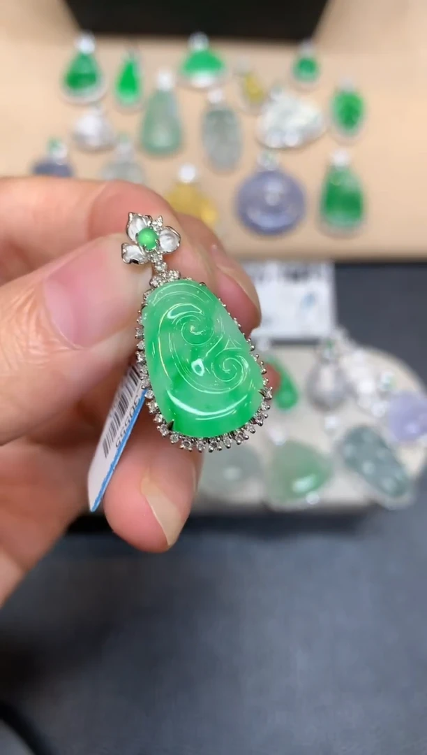 颈饰18K金镶嵌翡翠如意【无服务费