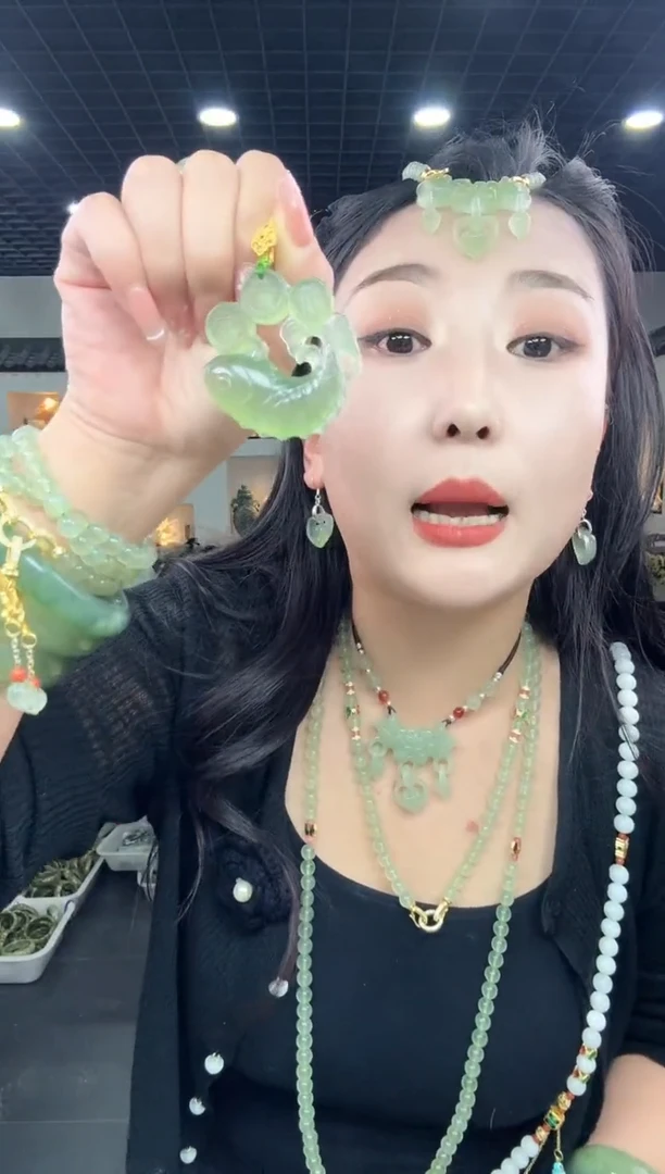 岫玉未镶嵌颈饰葡萄肉连年有鱼【万能扣】