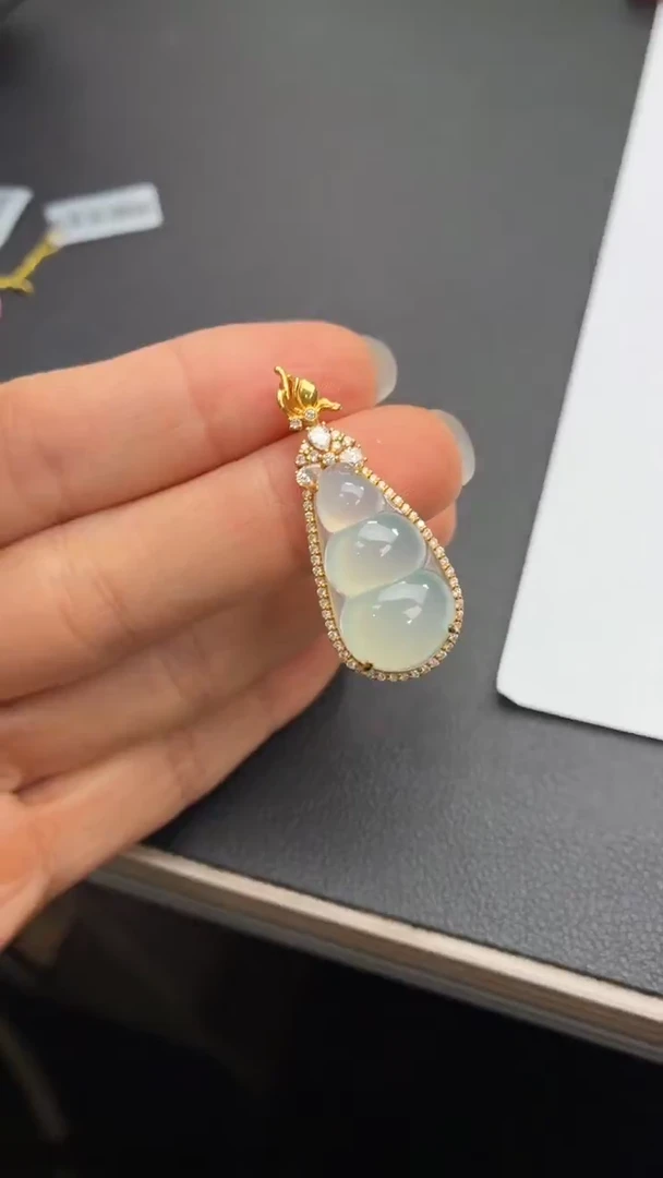 颈饰18K金镶嵌翡翠天然翡翠A货