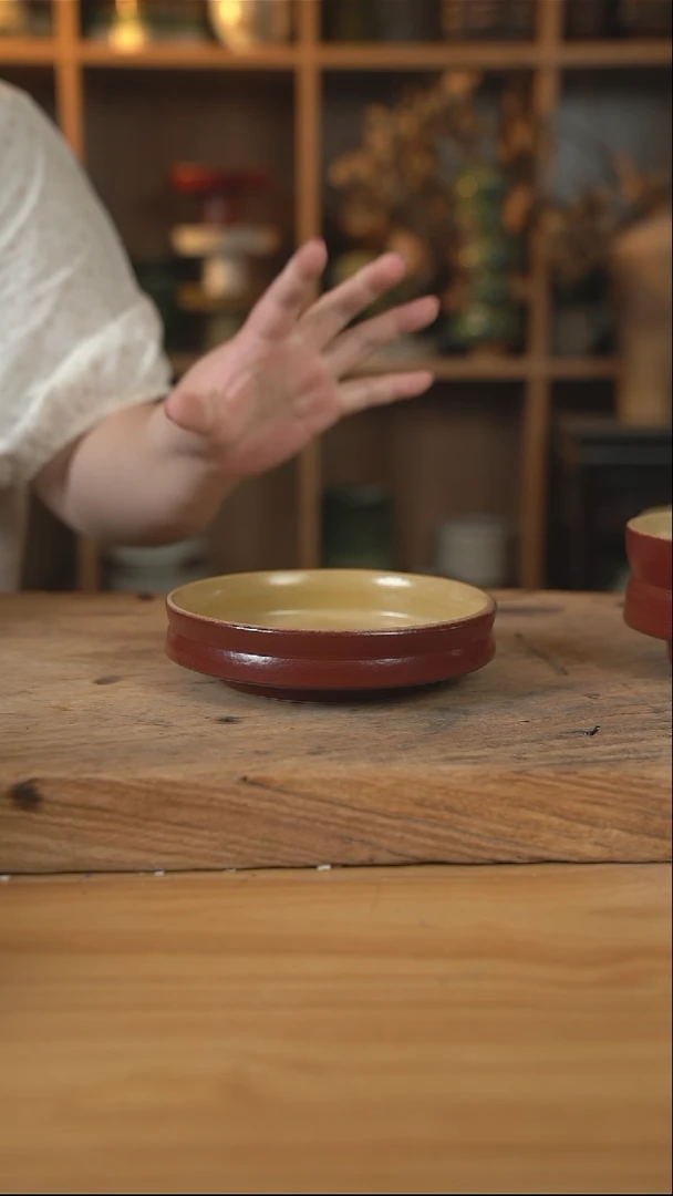 复古红色的6英寸折腰盘