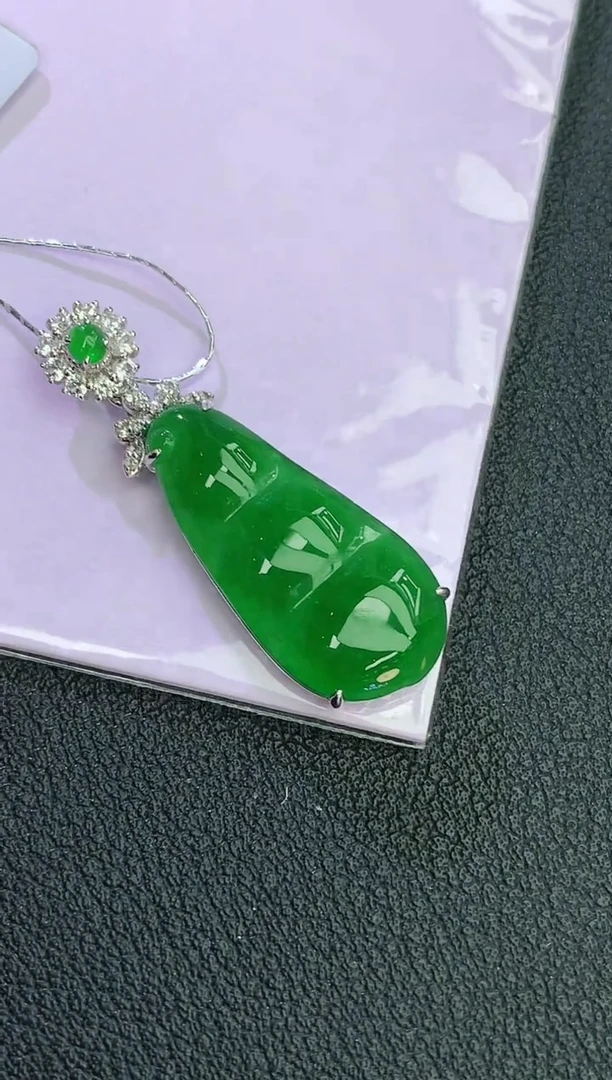 颈饰18K金镶嵌翡翠赠礼盒证书 麦麦