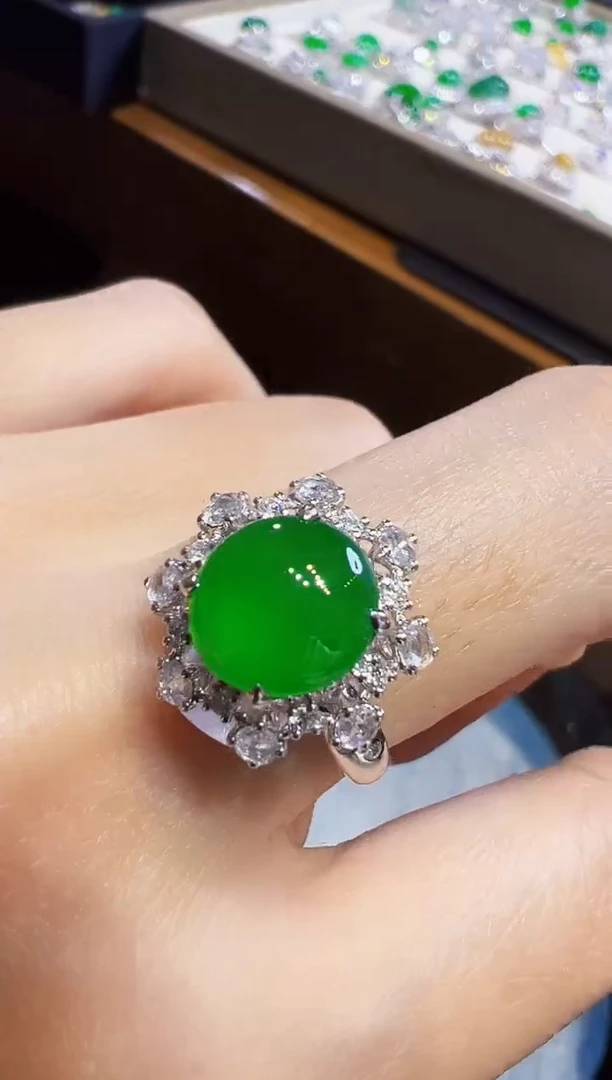 18K金镶嵌戒指翡翠蛋面