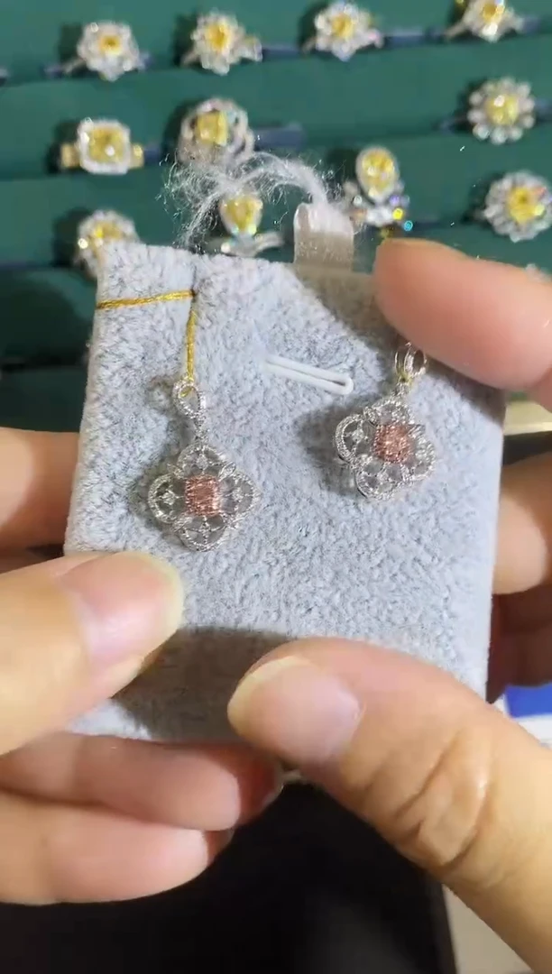 18K金镶嵌吊坠钻石多样性发一