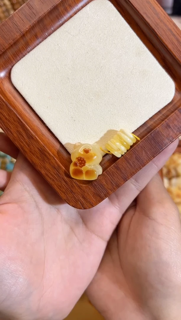 【闪购商品】蜜蜡裸石未镶嵌小熊