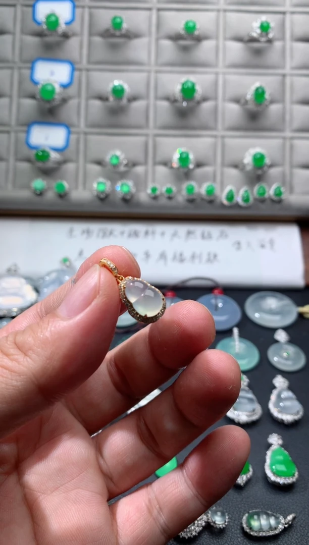 颈饰18K金镶嵌翡翠18K翡翠